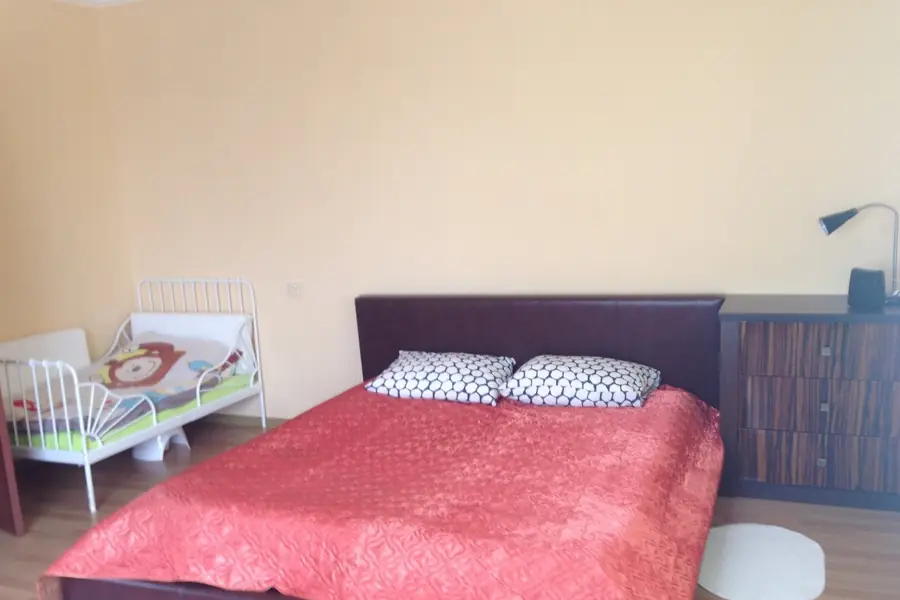 Спальня коттеджа с двуспальной и детской кроватью